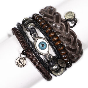 Vista frontal de brazalete hombre
