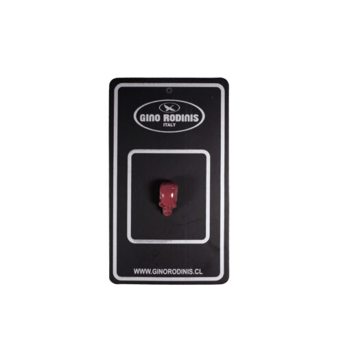 Vista frontal de Pin Tridimensional esmaltado marron en su formato de presentación Pin032 - Calavera Esmaltada